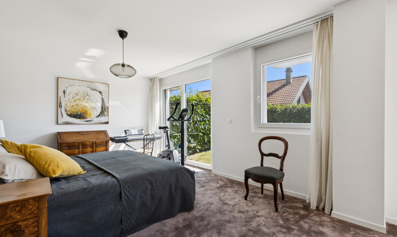 chambre avec accès à l'extérieur, drywall, cloison sèche, carpet, et moquette