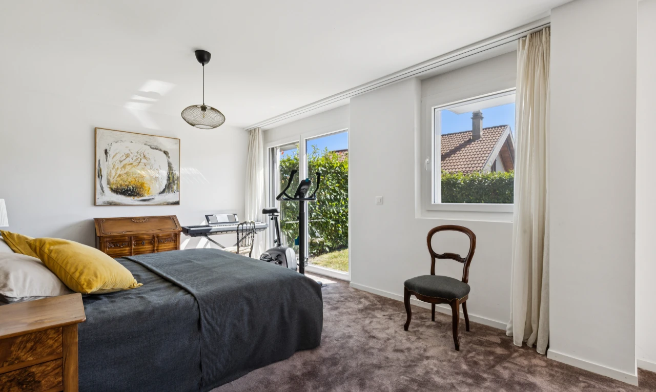 chambre avec accès à l'extérieur, drywall, cloison sèche, carpet, et moquette