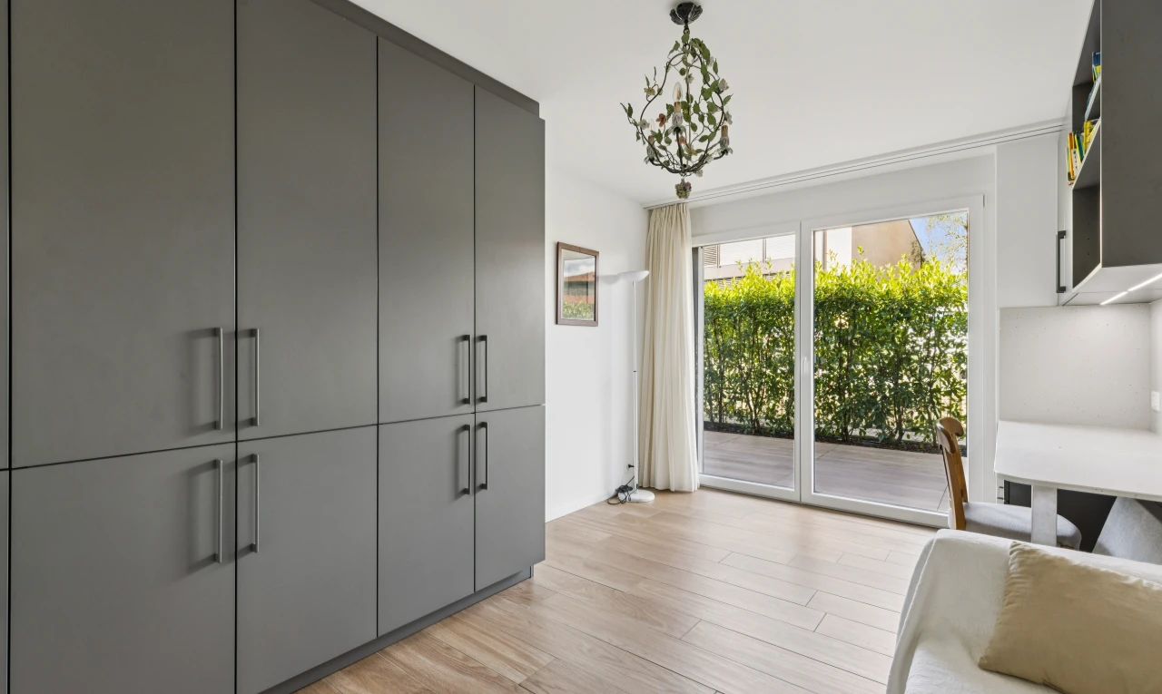 cuisine avec gray cabinets, armoires grises, wood finish floor, sol en finition bois, et light floor