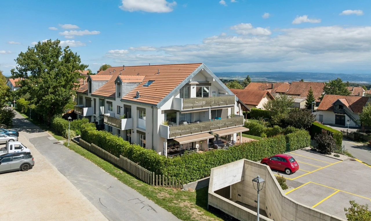 façade avec drone view, day time, parking, et toit en tuiles