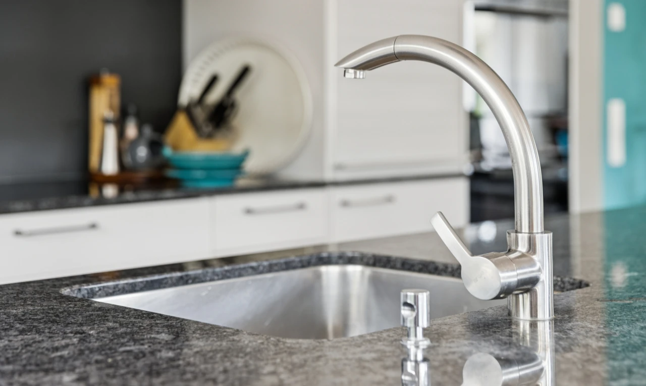 détails avec évier, dark countertops, interior, stone countertops, et plans de travail en pierre