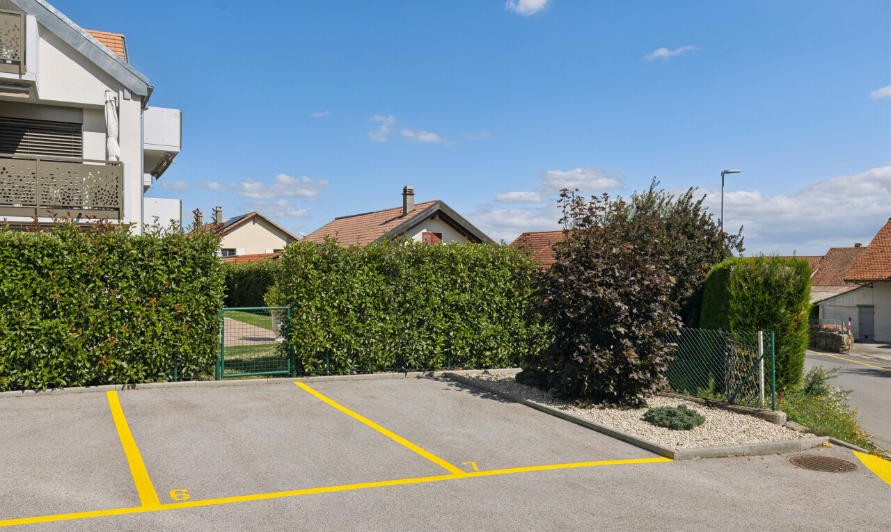 espace extérieur avec parking et day time