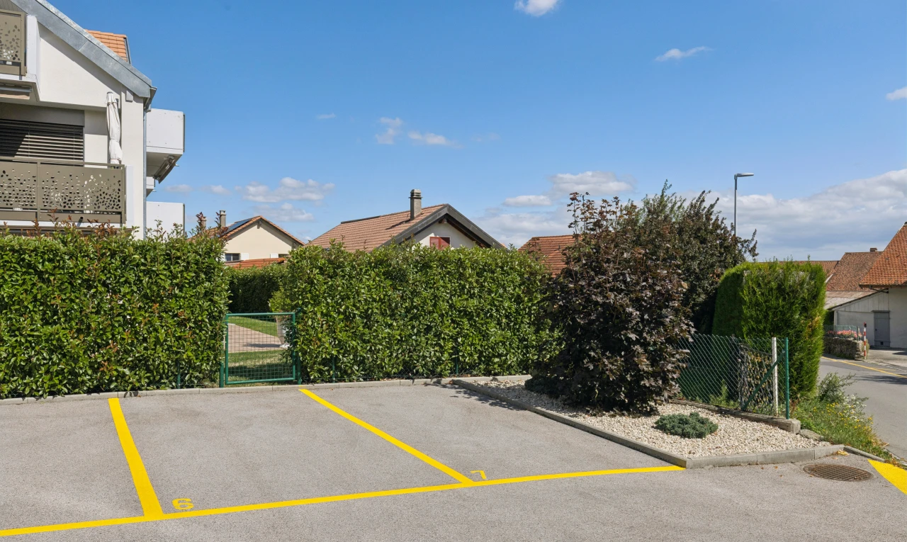 espace extérieur avec parking et day time