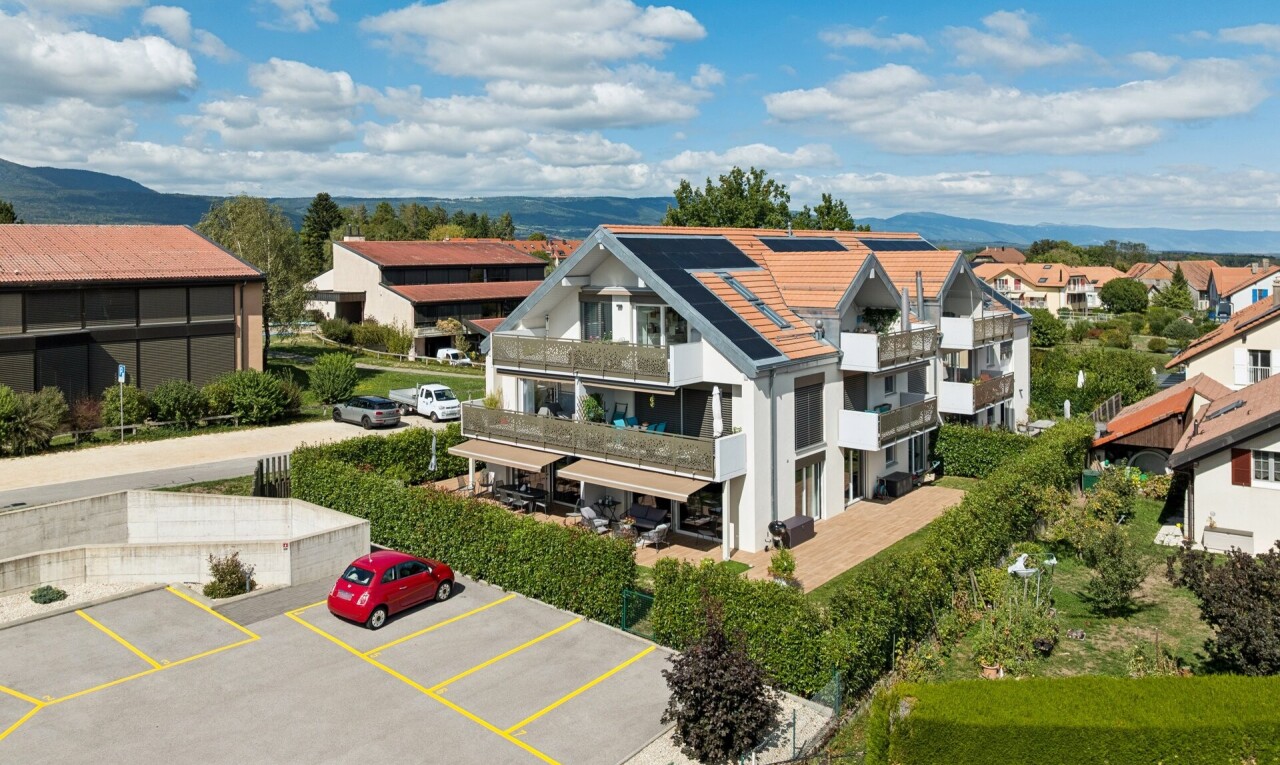 façade avec drone view, parking, et day time