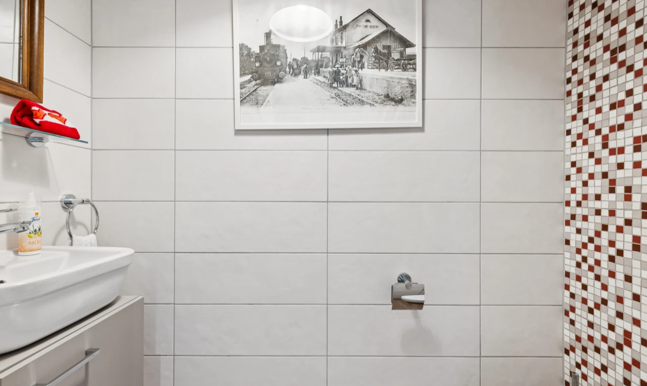 salle de bains avec miroir, lavabo (ou coiffeuse selon le contexte), évier, et inside property