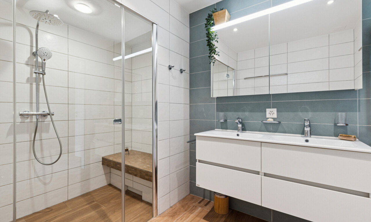 salle de bains avec douche, double vasque, salle de bain complète, tile wall, et mur en carrelage
