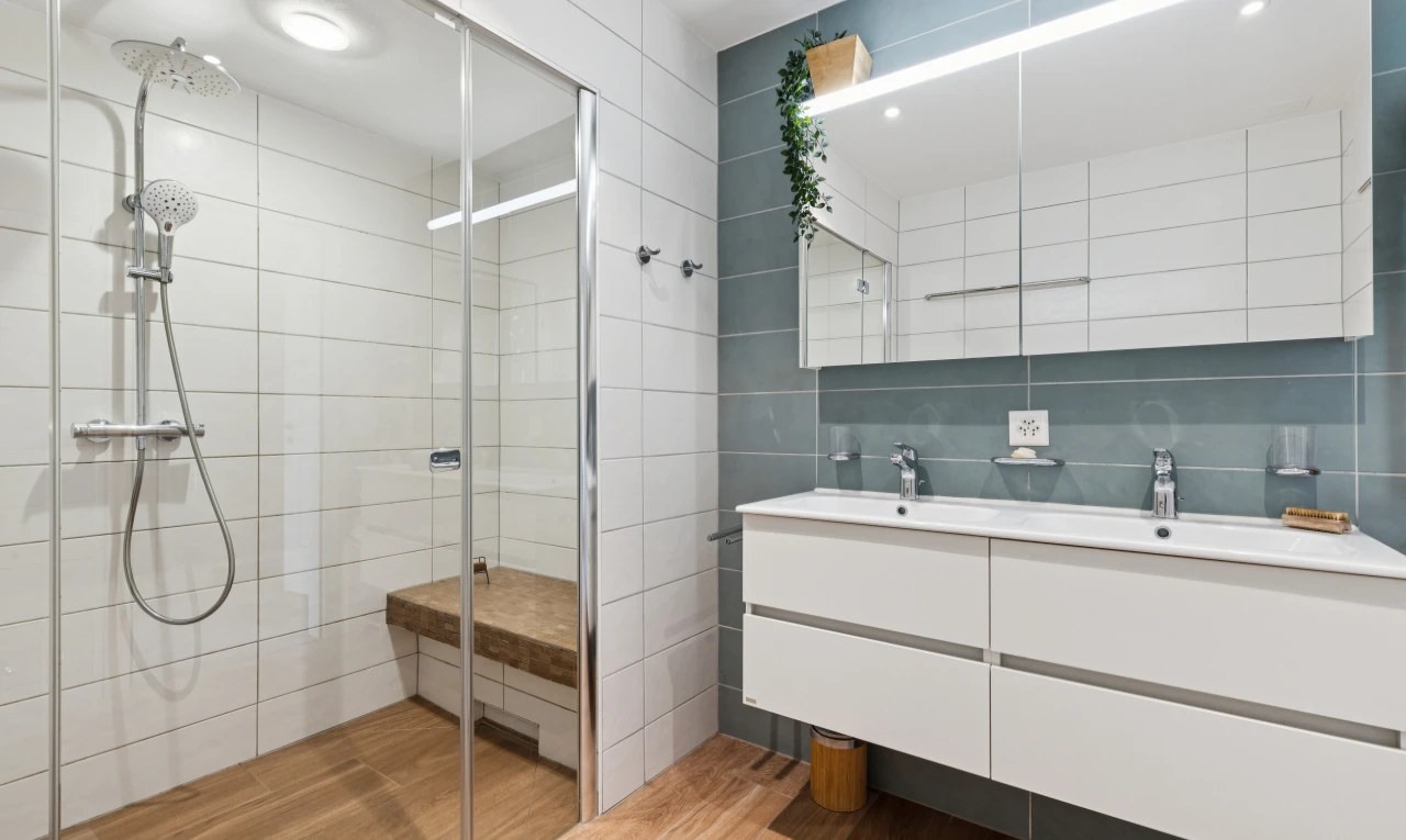 salle de bains avec douche, double vasque, salle de bain complète, tile wall, et mur en carrelage
