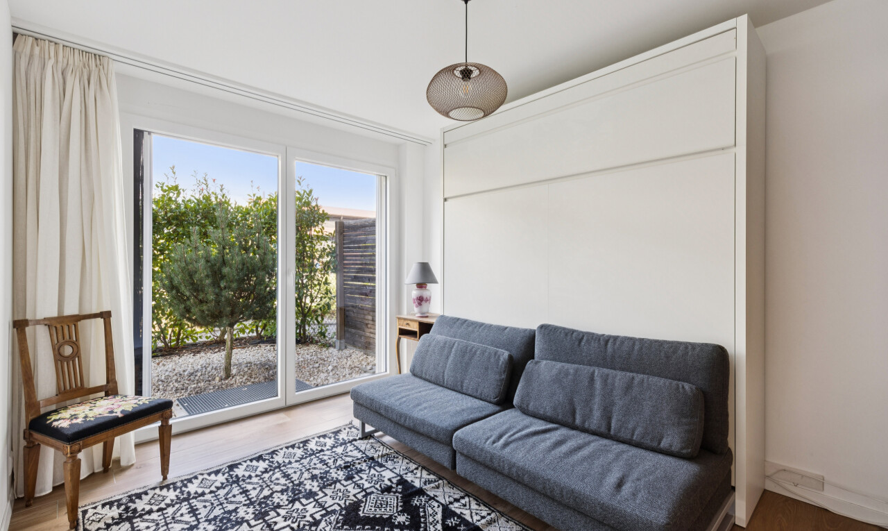 salon avec drywall, cloison sèche, wood finish floor, sol en finition bois, et inside property