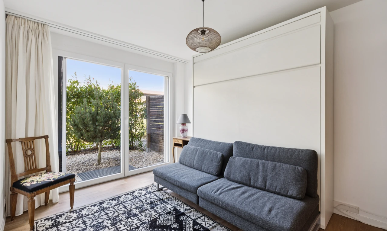 salon avec drywall, cloison sèche, wood finish floor, sol en finition bois, et inside property