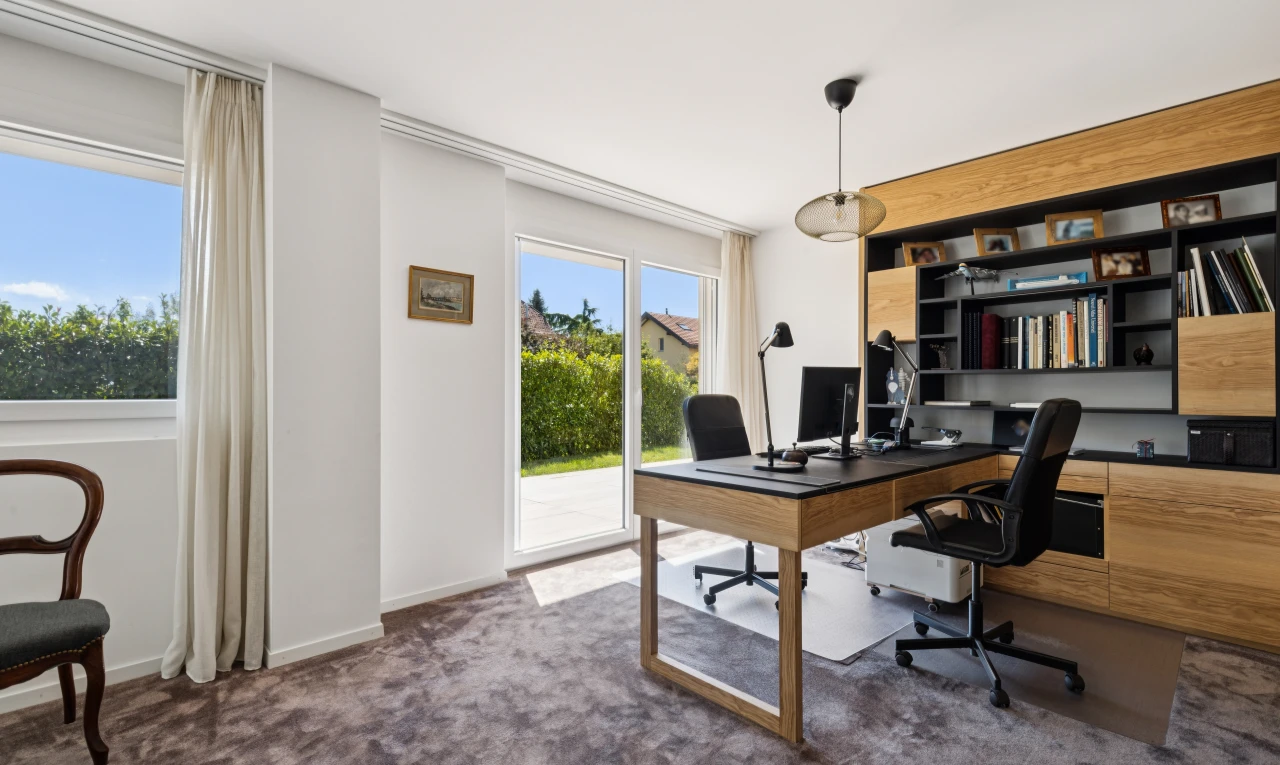 bureau avec étagères intégrées, drywall, cloison sèche, carpet, et moquette