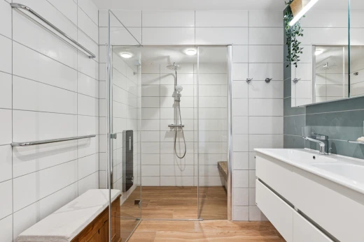 salle de bains avec salle de bain complète, tile wall, mur en carrelage, douche, et lavabo (ou coiffeuse selon le contexte)