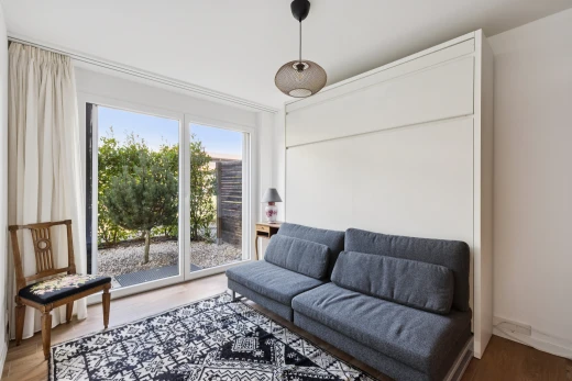 salon avec drywall, cloison sèche, wood finish floor, sol en finition bois, et inside property