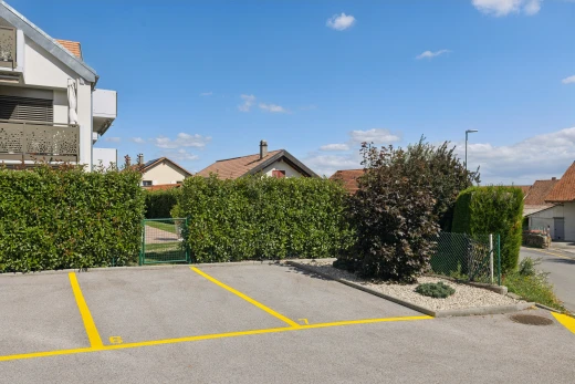 espace extérieur avec parking et day time