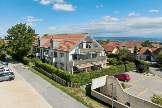 façade avec drone view, day time, parking, et toit en tuiles