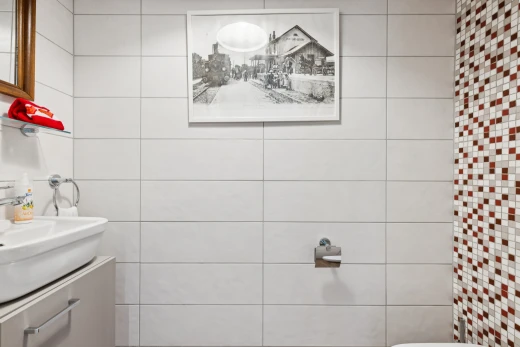 salle de bains avec miroir, lavabo (ou coiffeuse selon le contexte), évier, et inside property