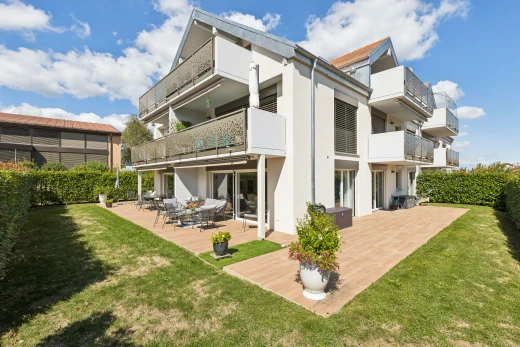 façade avec balcon, terrasse, pelouse, et day time