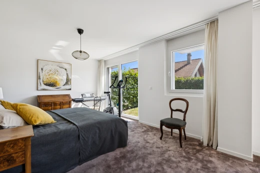 chambre avec accès à l'extérieur, drywall, cloison sèche, carpet, et moquette