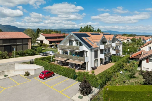 façade avec drone view, parking, et day time