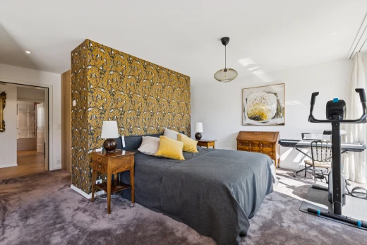 chambre avec cloison sèche, drywall, moquette, carpet, et inside property