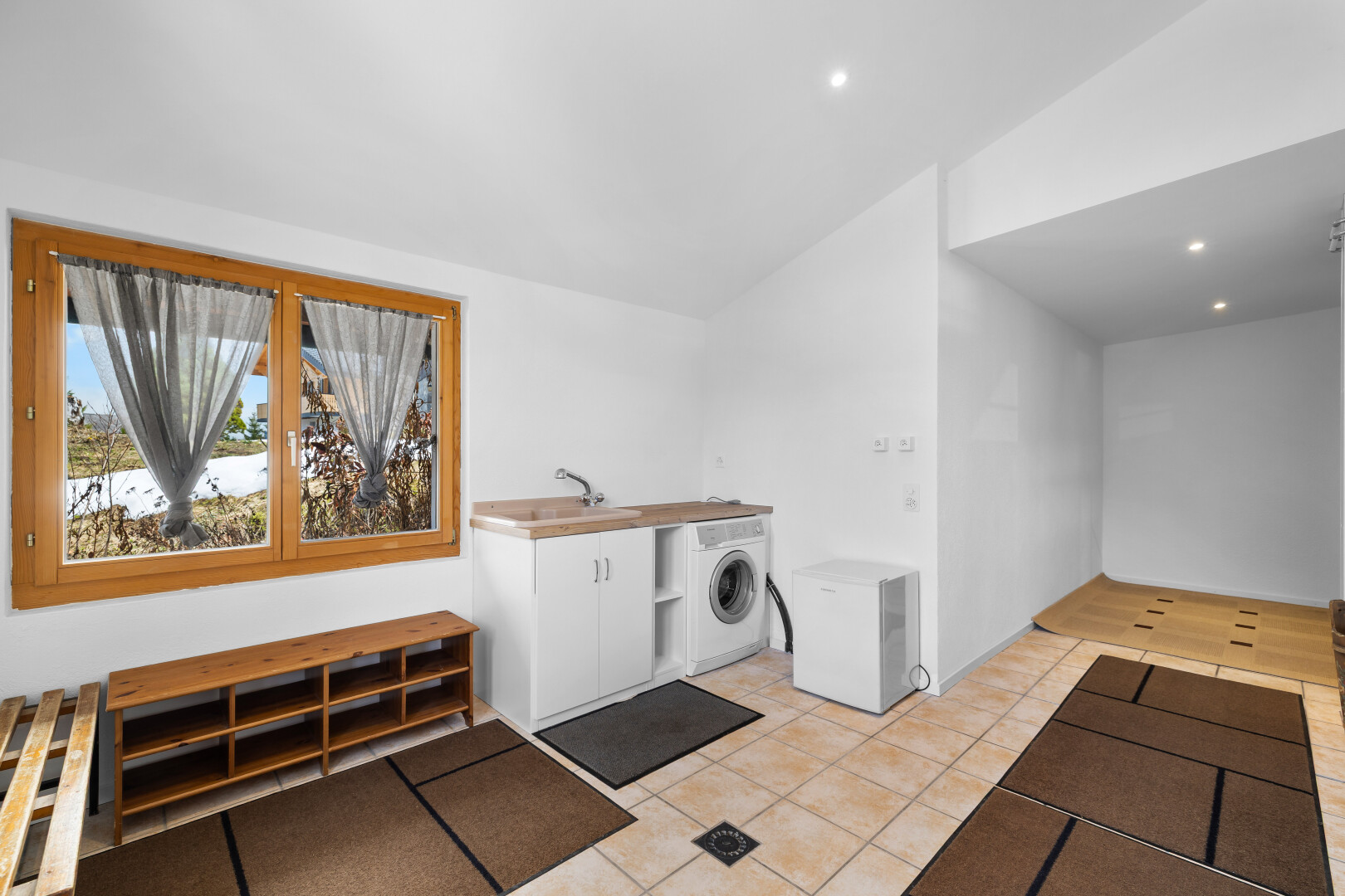 buanderie avec light floor, inside property, natural light, lumière naturelle, et drywall