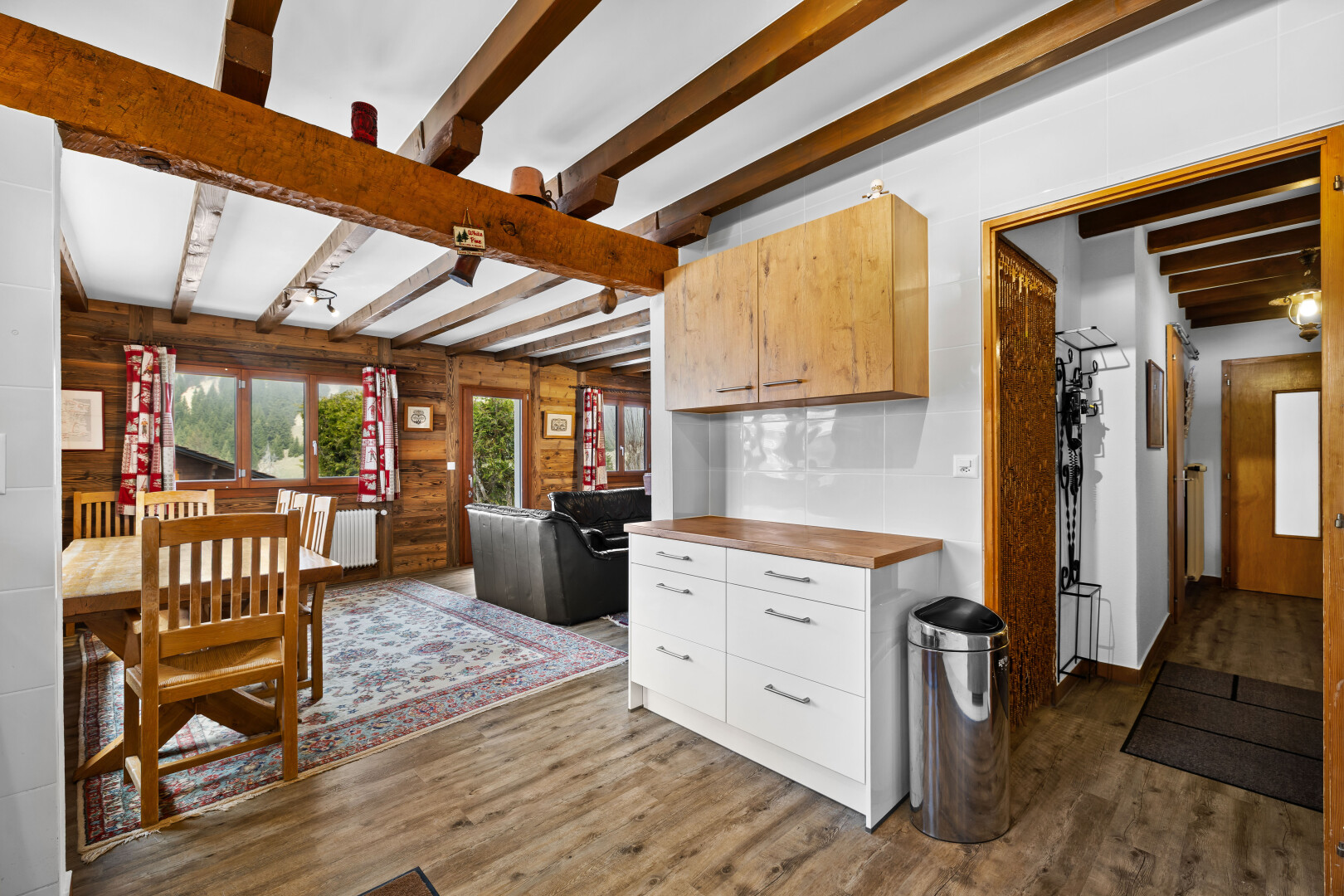 cuisine avec beamed ceiling, plafond à poutres, inside property, light countertops, et natural light