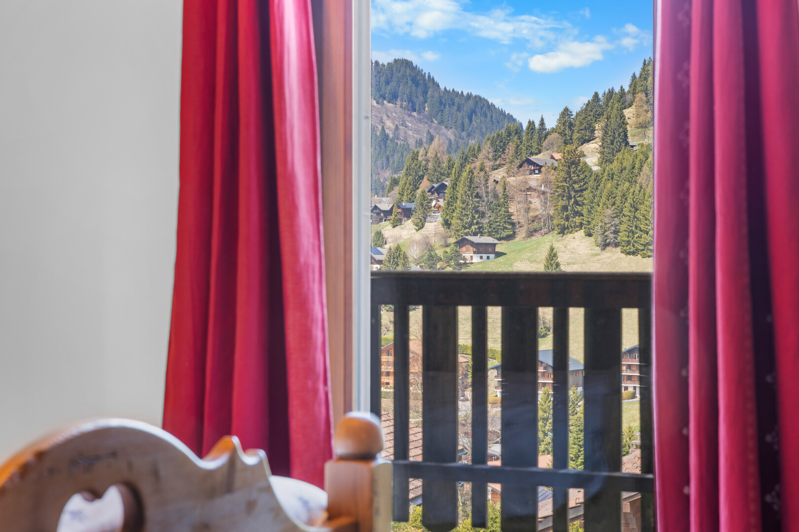 balcon avec balcon, day time, inside property, mountain view, et vue sur la montagne
