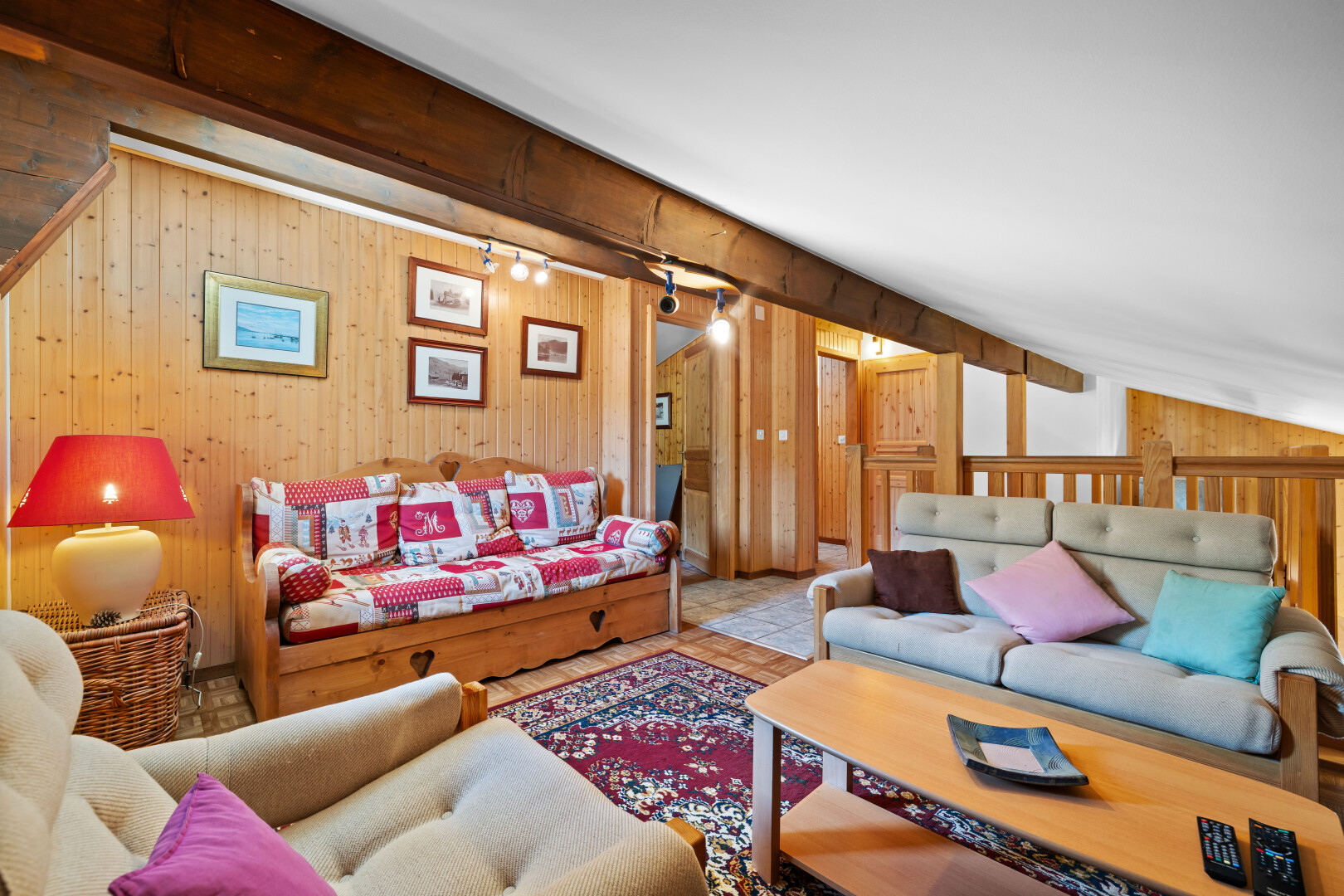 salon avec wood wall, mur en bois, inside property, track lighting, et éclairage sur rail