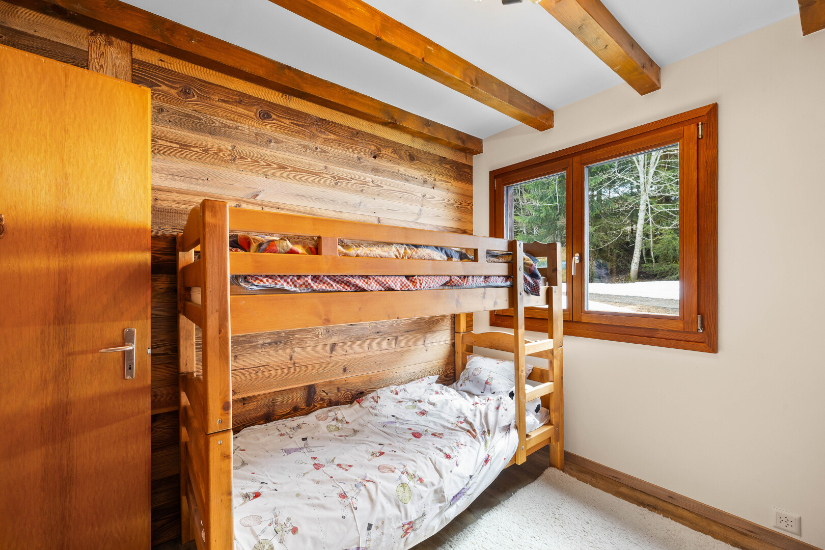 chambre avec inside property, carpet, moquette, wood wall, et mur en bois