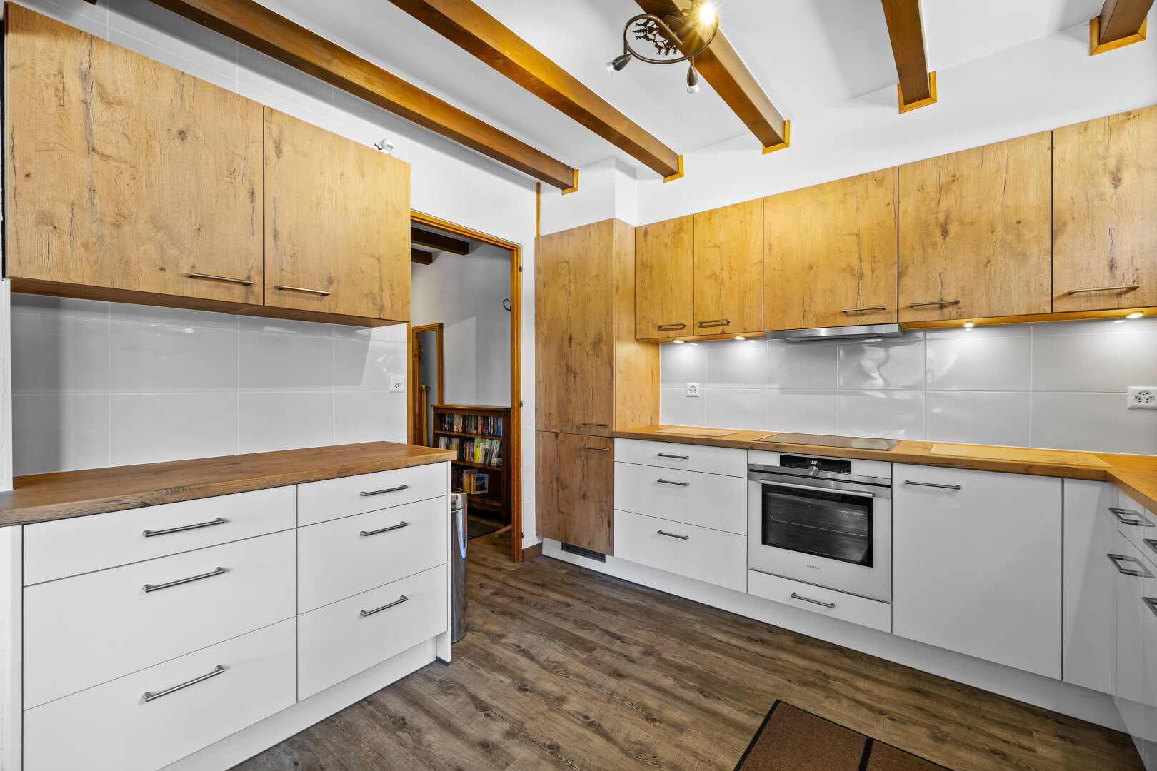 cuisine avec butcher block countertops, plans de travail en bois de boucher, dark floor, four, et inside property