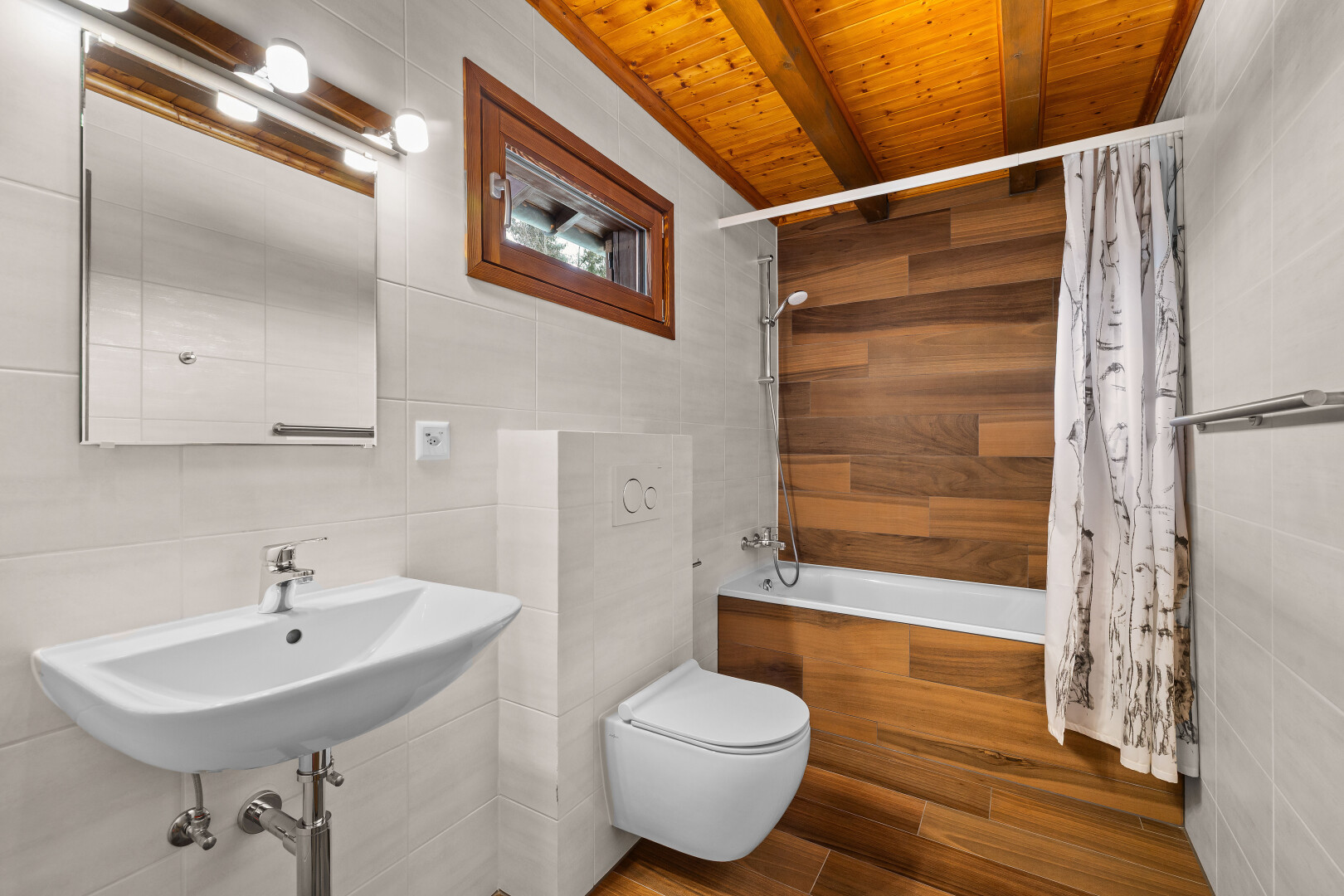 salle de bains avec tile wall, mur en carrelage, salle de bain complète, inside property, et miroir