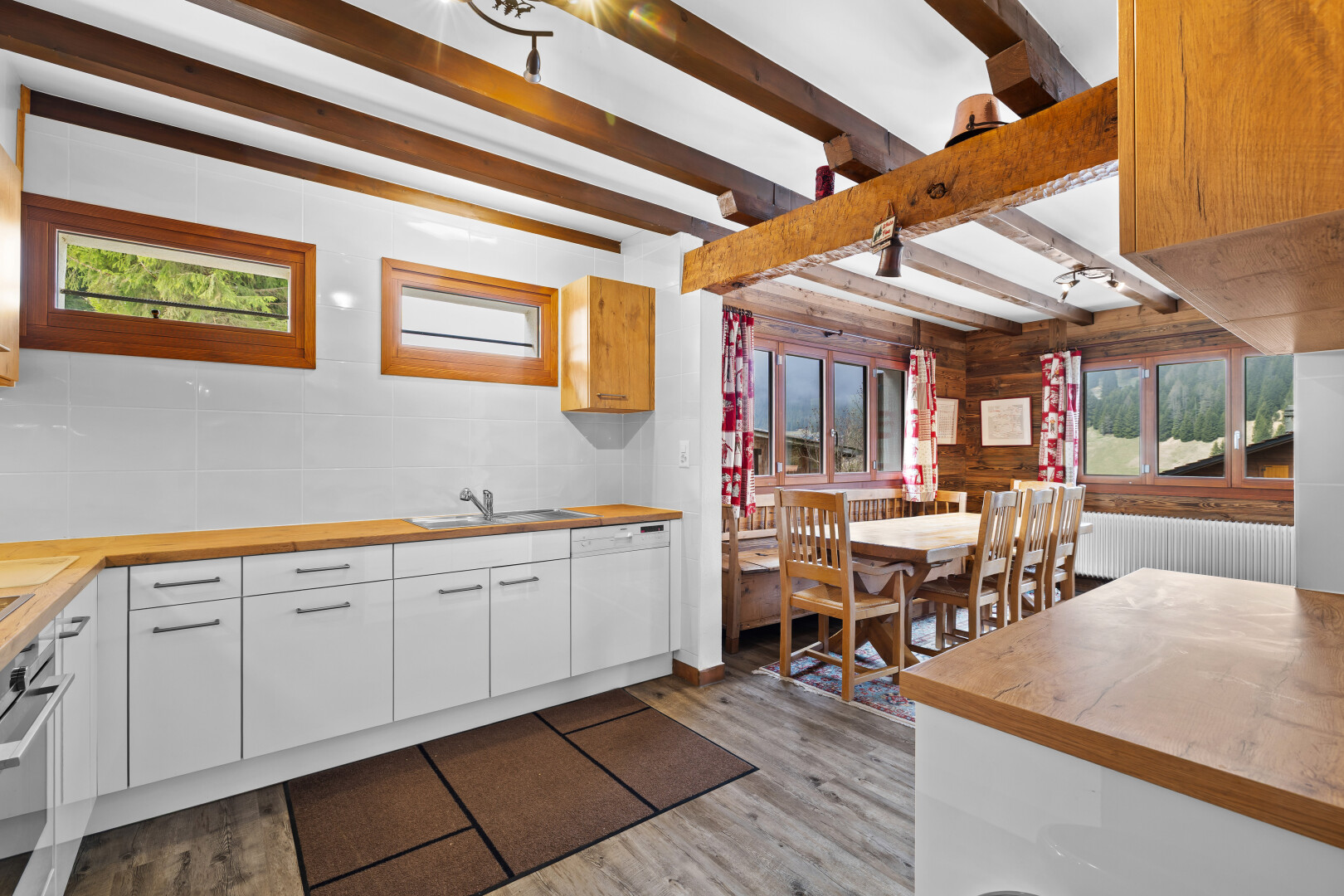 cuisine avec inside property, wood finish floor, sol en finition bois, butcher block countertops, et plans de travail en bois de boucher