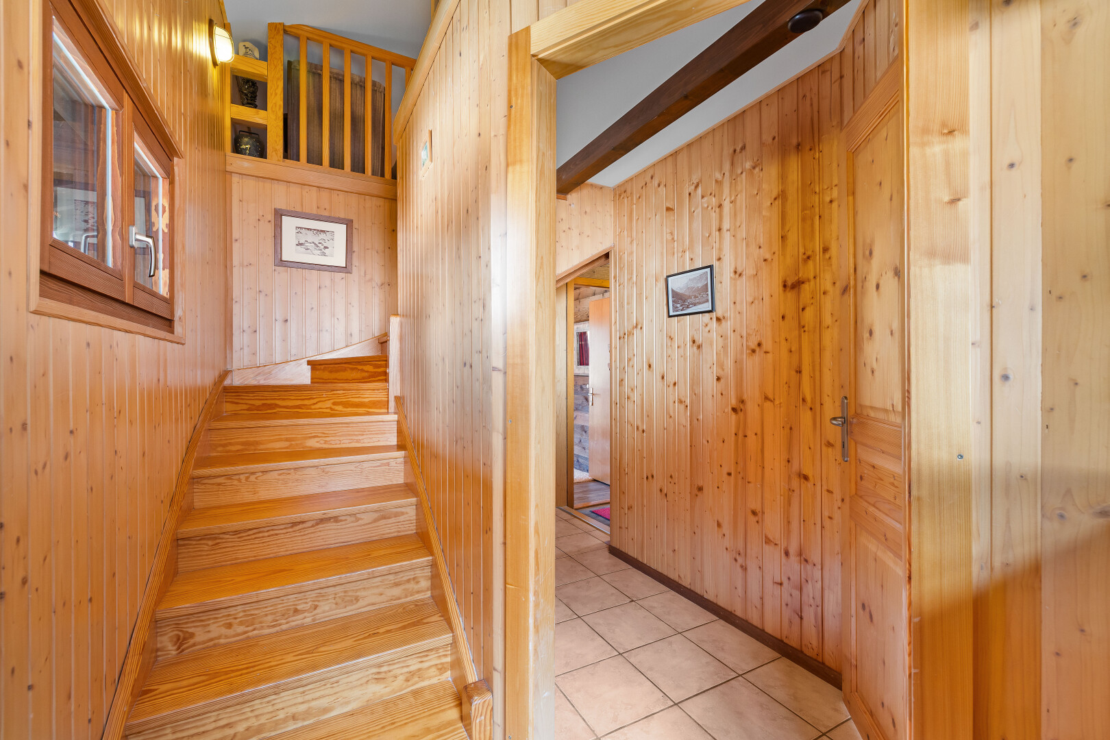 escaliers avec escaliers, wood wall, mur en bois, tile floor, et sol en carrelage