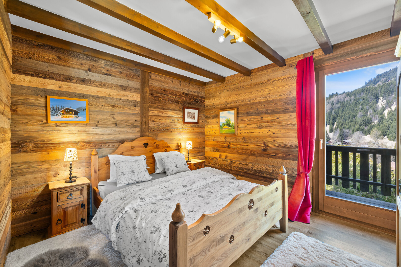 chambre avec inside property, plafond à poutres, beamed ceiling, mur en bois, et wood wall