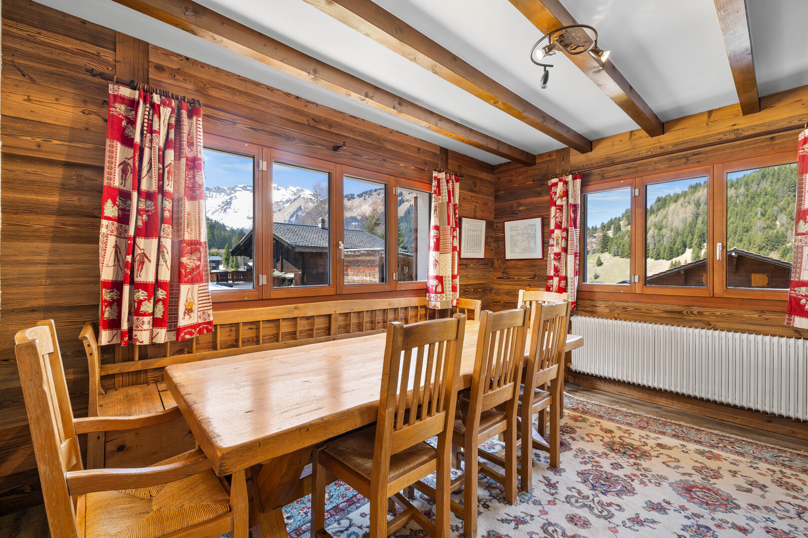 salle à manger avec day time, wood wall, mur en bois, inside property, et radiateur