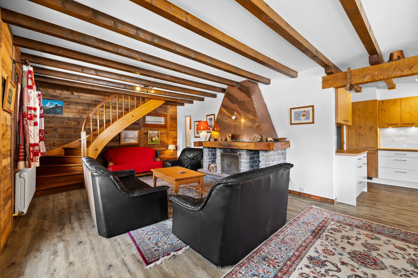 salon avec escaliers, inside property, wood finish floor, sol en finition bois, et beamed ceiling