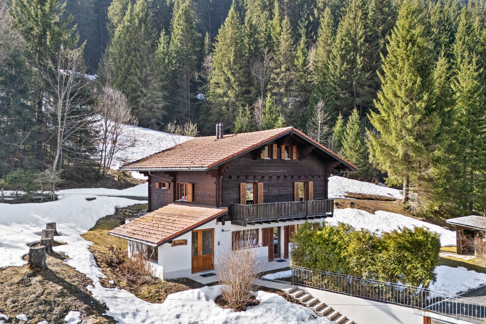 façade avec property visible, snow, clôture, porche, et balcon