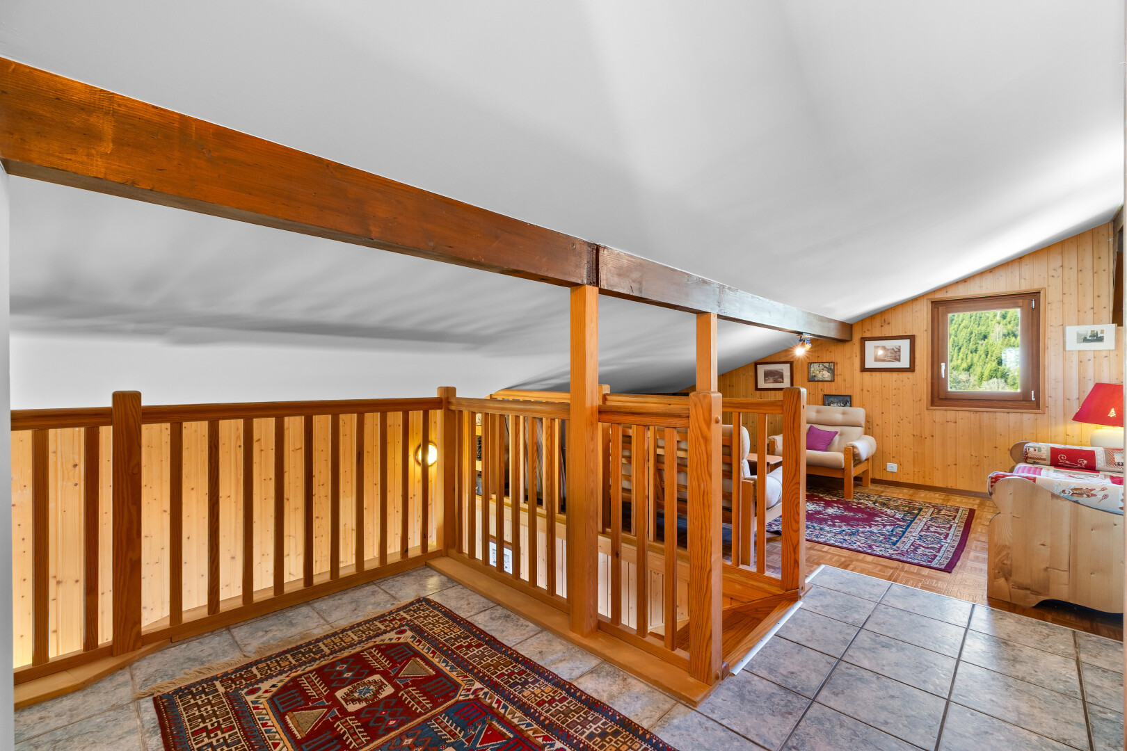 escaliers avec mezzanine, wood wall, mur en bois, inside property, et low ceiling