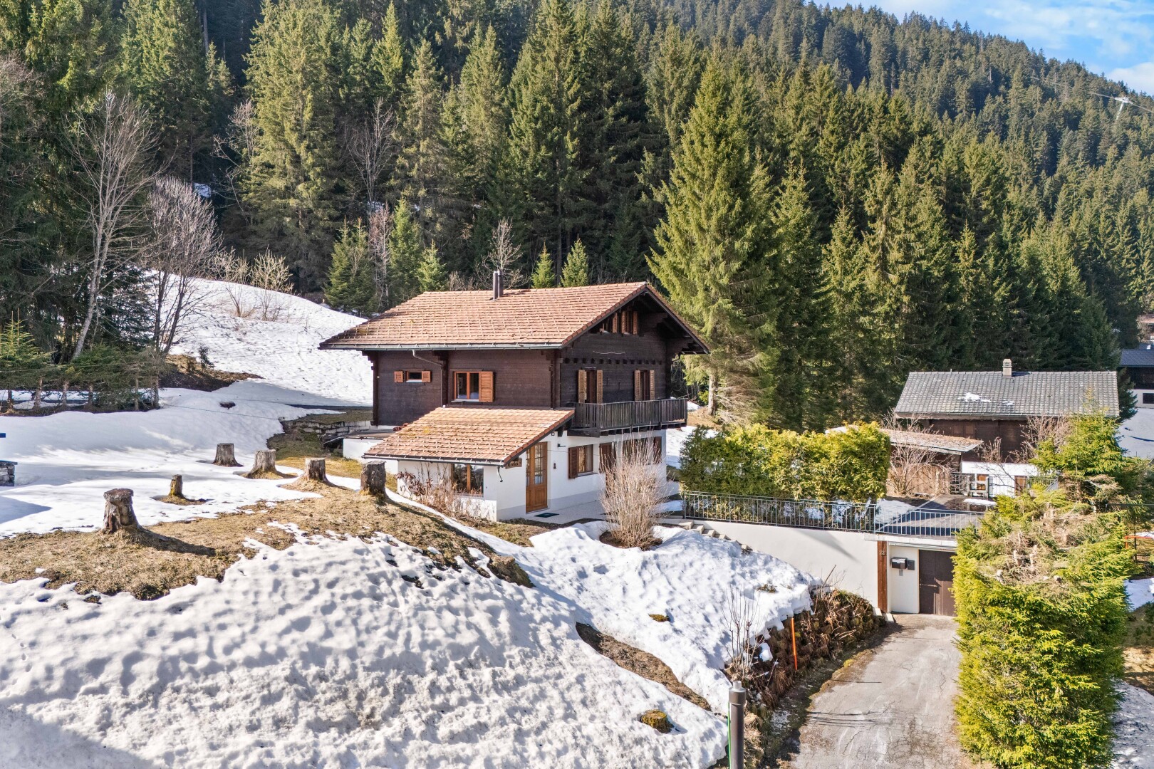 façade avec balcon, property visible, snow, et day time