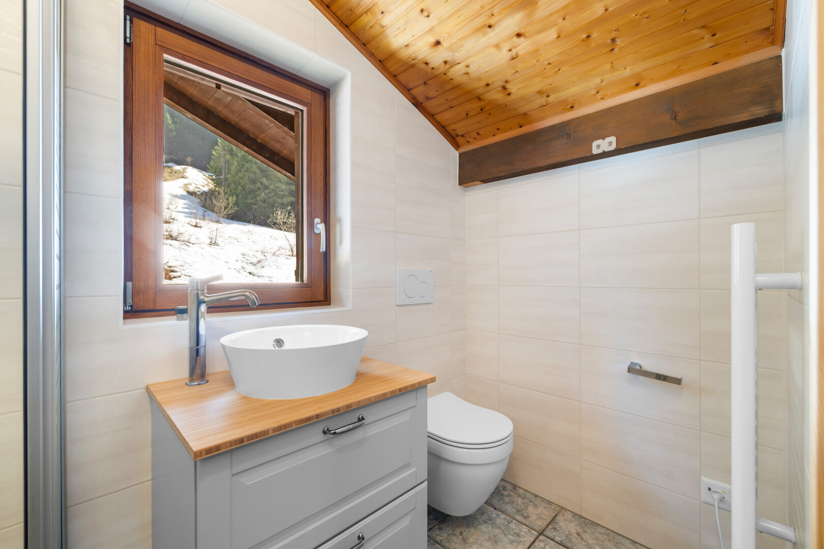 salle de bains avec tile wall, mur en carrelage, vaulted ceiling, plafond voûté, et inside property