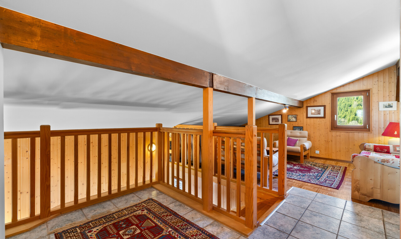 escaliers avec mezzanine, wood wall, mur en bois, inside property, et low ceiling
