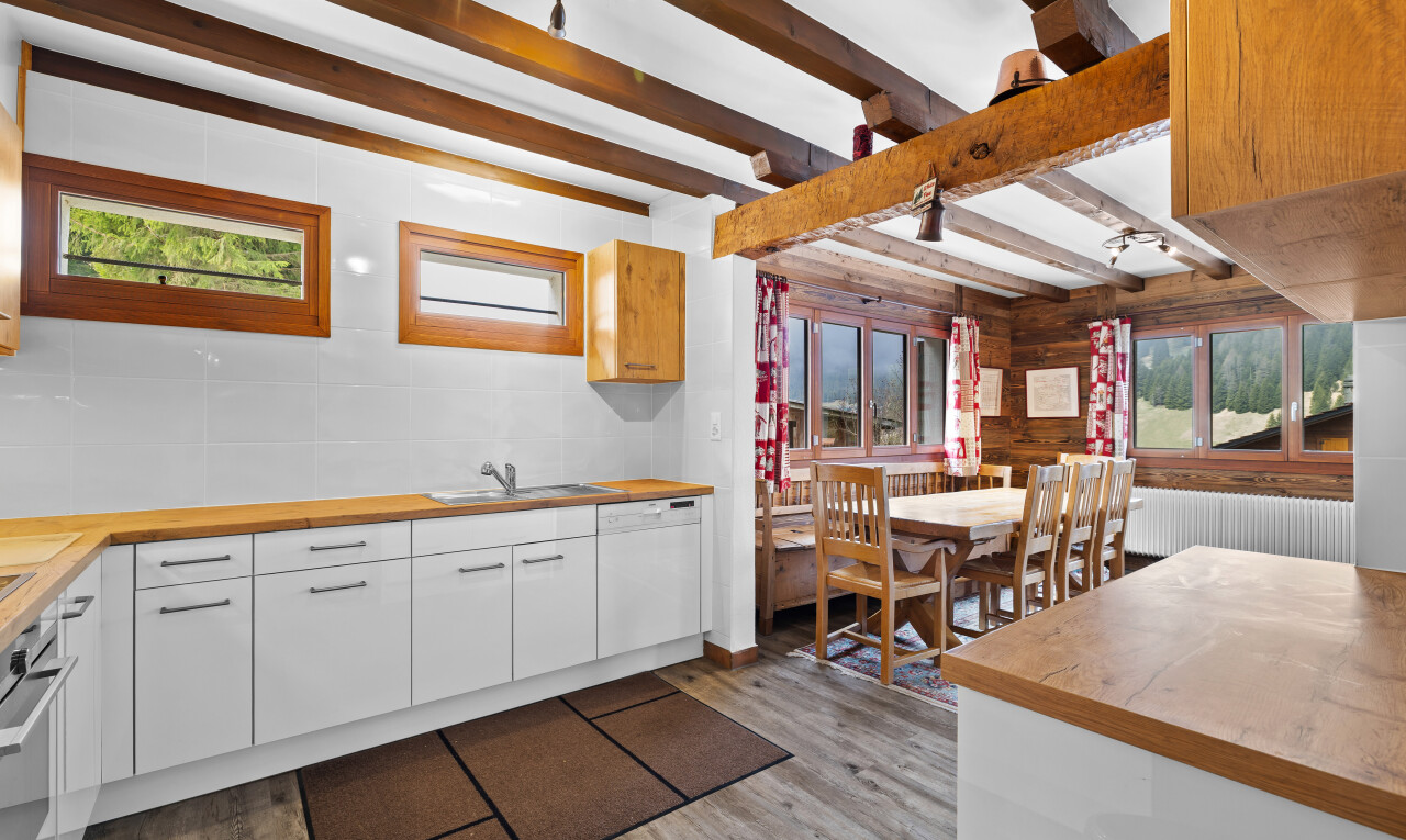 cuisine avec inside property, wood finish floor, sol en finition bois, butcher block countertops, et plans de travail en bois de boucher