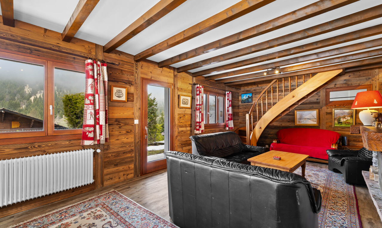 salon avec inside property, radiateur, wood finish floor, sol en finition bois, et escaliers
