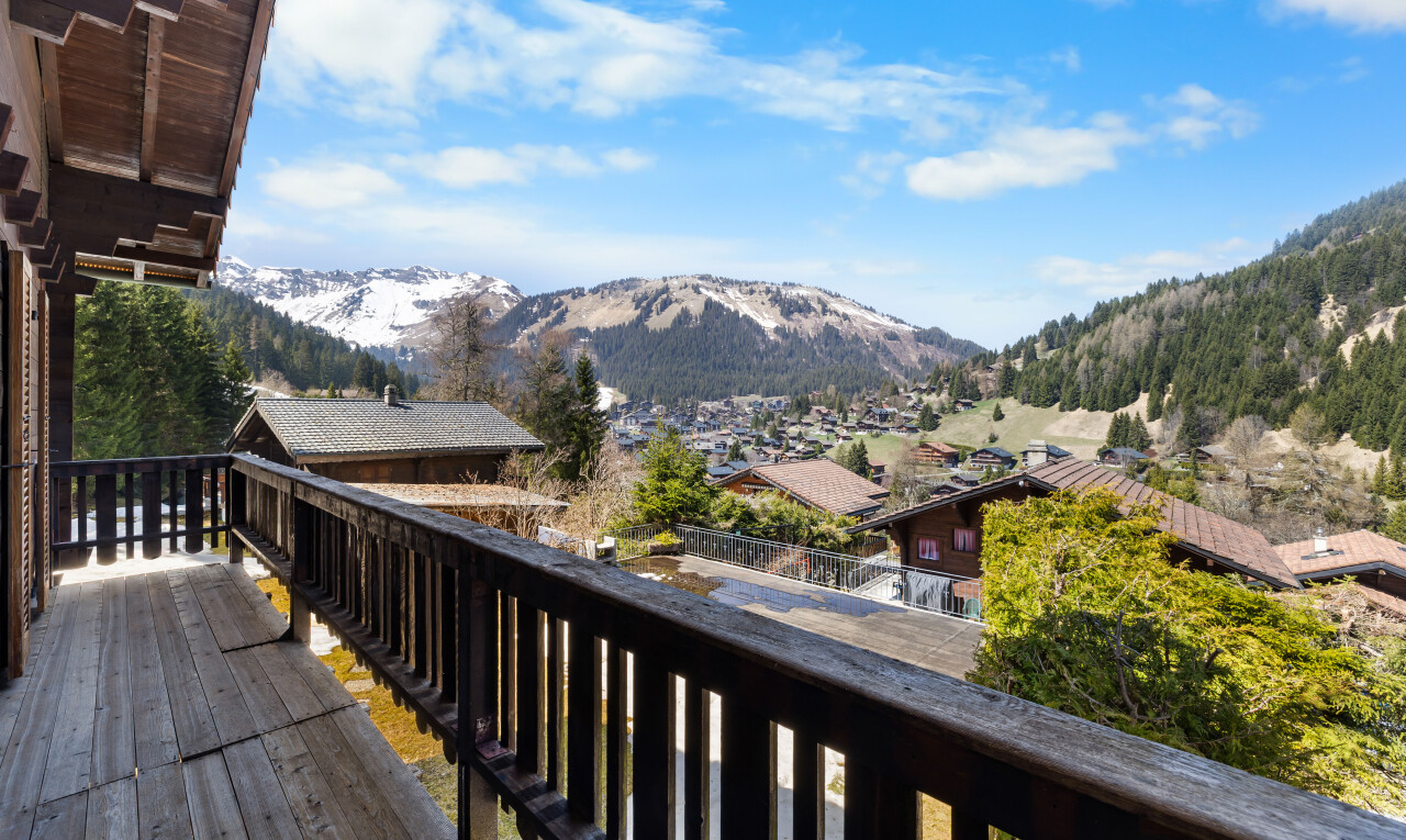 balcon avec vue sur la montagne, mountain view, from property, day time, et balcon