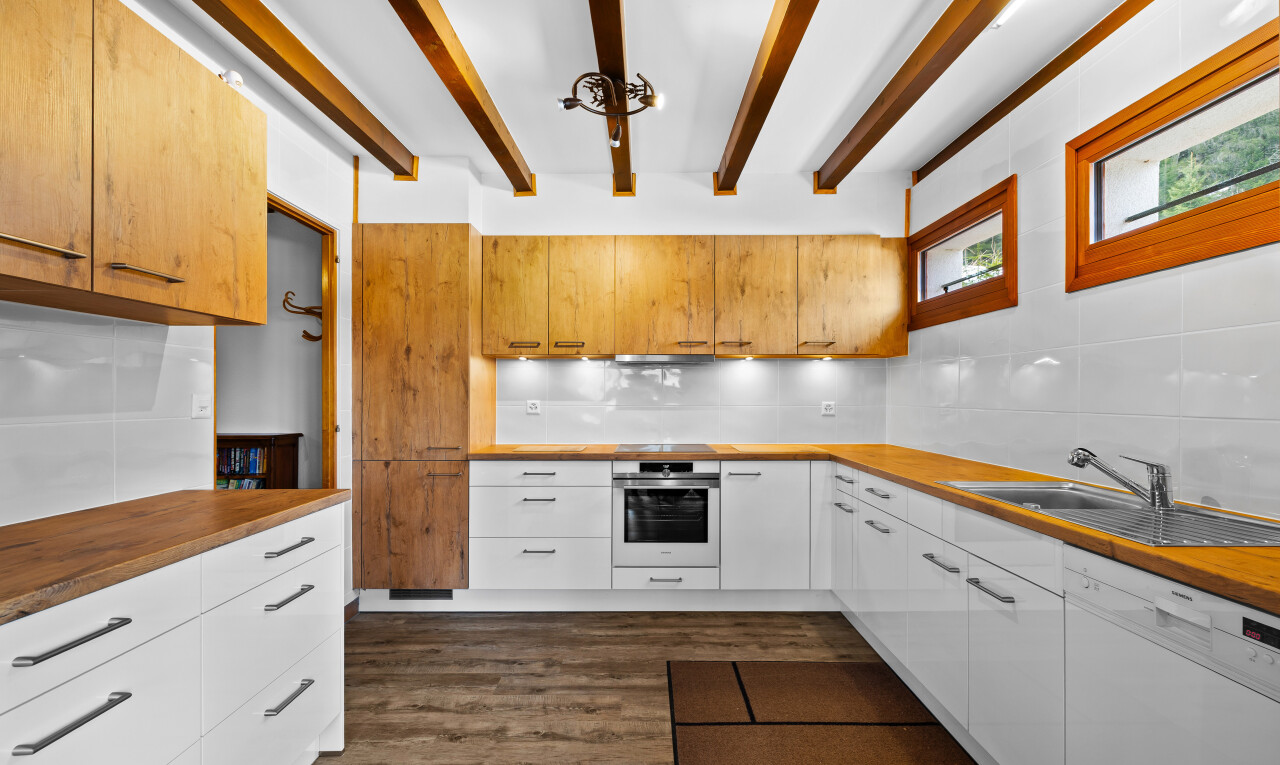 cuisine avec backsplash, dosseret, plans de travail en bois de boucher, butcher block countertops, et dark floor