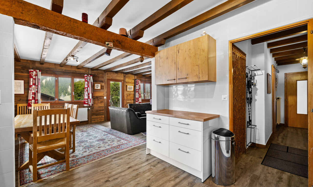 cuisine avec beamed ceiling, plafond à poutres, inside property, light countertops, et natural light