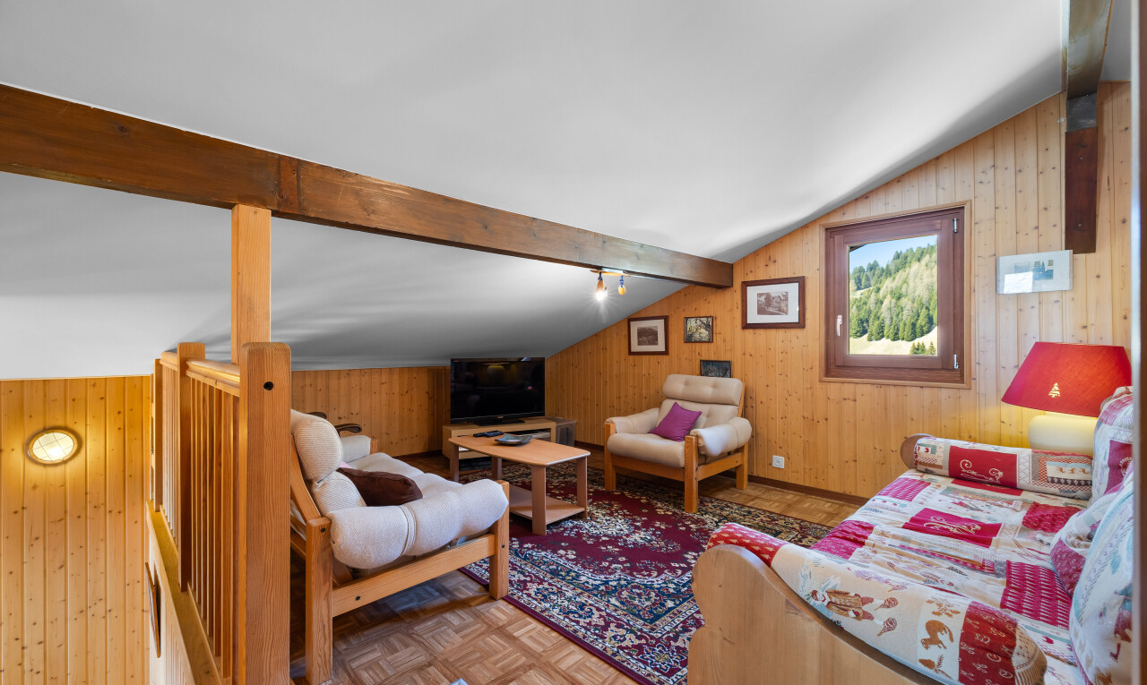 salon avec mur en bois, wood wall, sol en finition bois, wood finish floor, et parquet floor
