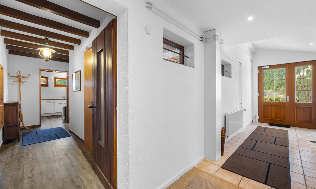 couloir avec inside property, plafond voûté, vaulted ceiling, lumière naturelle, et natural light