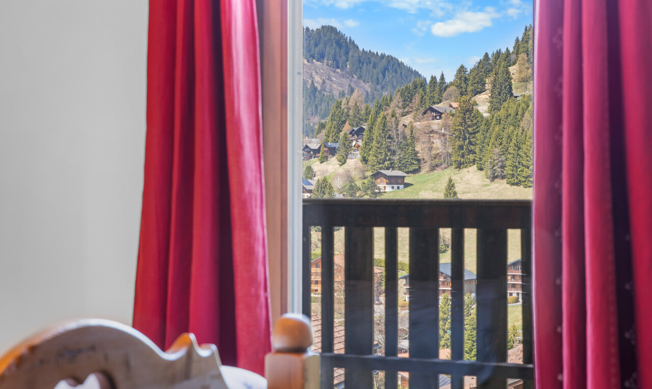balcon avec balcon, day time, inside property, mountain view, et vue sur la montagne
