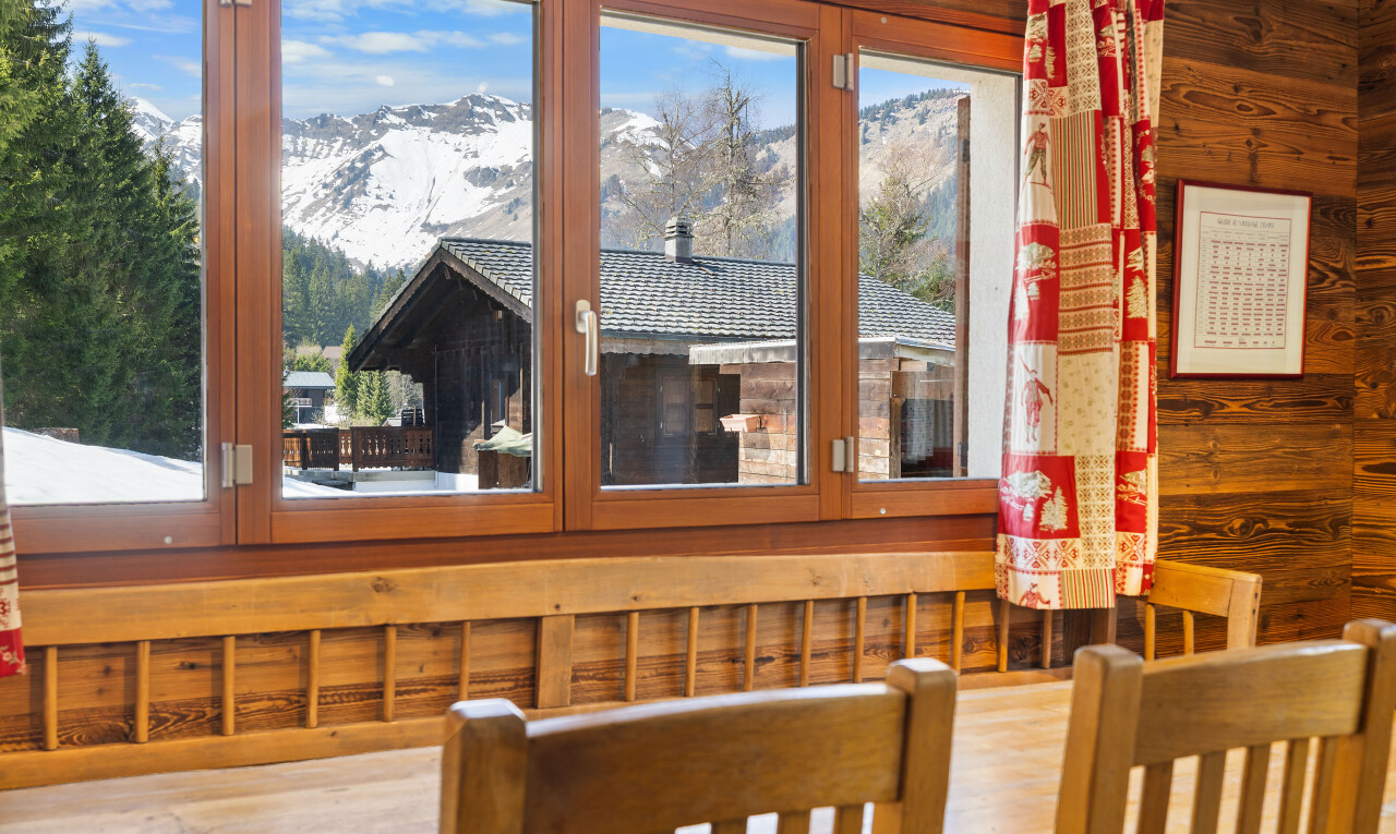 salle à manger avec mountain view, vue sur la montagne, day time, mur en bois, et wood wall