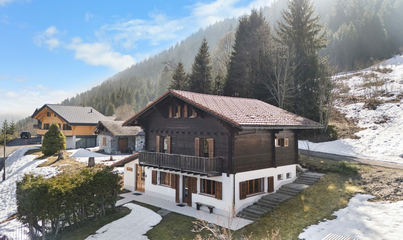 façade avec property visible, bardage horizontal, day time, balcon, et snow